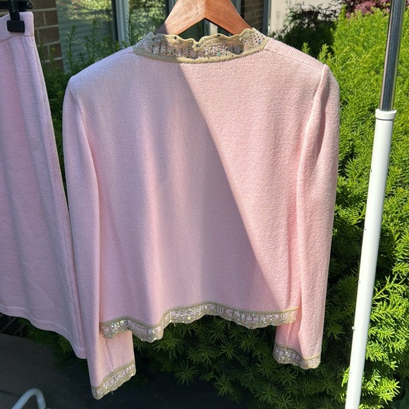St John evening - 2 piece pink knit with bejewelled accents - Picture 6 of 7